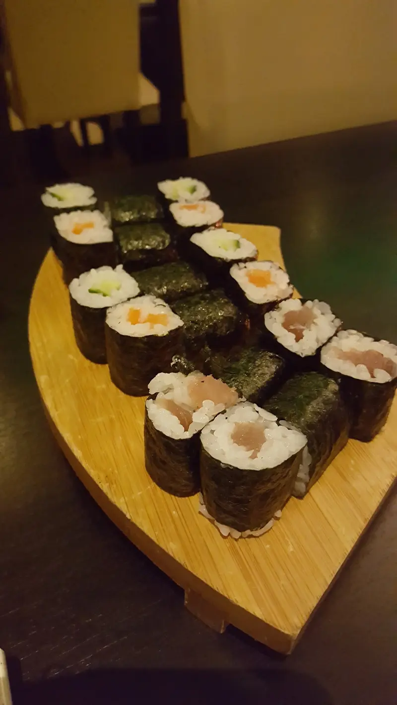 Maki op een houten plank