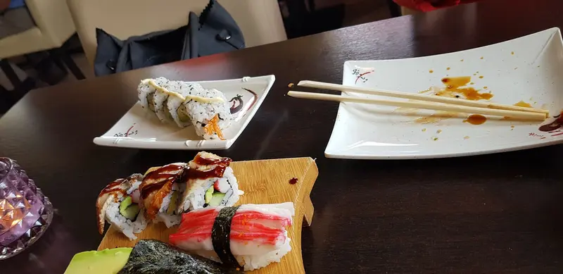 Sushirollen met stokjes op tafel